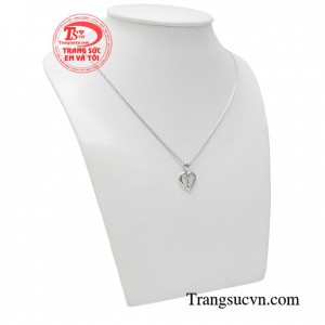 Các quý cô cũng cần phải lựa chọn bộ dây chuyền xứng tầm và thật sự khác biệt nếu không muốn bản thân bị đụng hàng