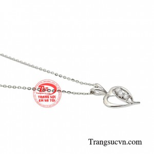 Các quý cô cũng cần phải lựa chọn bộ dây chuyền xứng tầm và thật sự khác biệt nếu không muốn bản thân bị đụng hàng