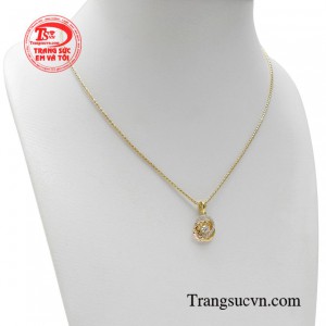 Bộ dây chuyền là bí quyết giúp bạn trở nên xinh đẹp nổi bật và tỏa sáng.