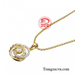 Bất cứ khi nào bạn muốn cải thiện hình ảnh của mình trong mắt người đối diện thì hãy diện ngay bộ dây chuyền thời thượng này. 