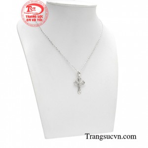 Bộ dây chuyền được kết hợp cùng mặt thánh giá và dây chuyền vàng cao cấp tạo nên sự hài hòa cho sản phẩm