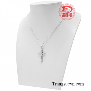 Mặt dây thánh giá vàng mang đến nhiều bình an cho người đeo
