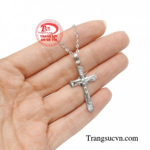 Đeo bộ mặt dây này thường xuyên sẽ đem lại cảm giác bình an và thêm niềm tin và Chúa. Mặt dây thánh giá vàng mang đến nhiều bình an cho người đeo