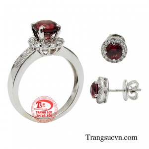 Bộ trang sức garnet thời thượng được chế tác từ đá garnet tinh xảo kết hợp vàng 14k chất lượng cao. 