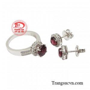 Đây sẽ là bộ trang sức yêu thích của nhiều chị em phái đẹp, sản phẩm mang đến với sự quý phái, thanh lịch của người phụ nữ cũng như tạo nên nét chấm phá riêng biệt.