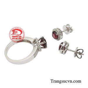Trong các dịp lễ hội hay bữa tiệc, một bộ trang sức đá quý garnet sẽ giúp bạn tỏa sáng và tự tin hơn khi gặp mặt mọi người. 