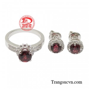 Không những vậy bộ trang sức còn là món phụ kiện tạo nét độc đáo cho người đeo, phù hợp với nhiều người dùng khác nhau. 