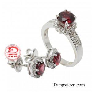 Cánh mày râu cũng có thể dành tặng bộ trang sức đầy ý nghĩa này đến cho người thương của mình. 