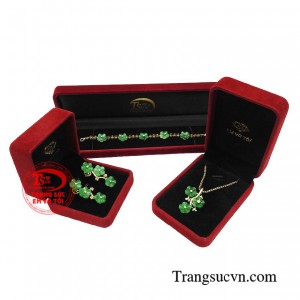 Sẽ thật tuyệt vời nếu bộ sản phẩm được sử dụng và kết hợp trọn vẹn cùng chiếc áo dài nhung diện ngày Tết. 