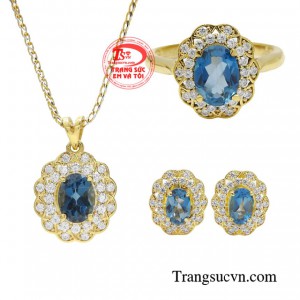 Bộ trang sức topaz thời thượng giúp tôn vinh đường nét gợi cảm của phái đẹp tạo cảm giác sang trọng và đẳng cấp hơn. 