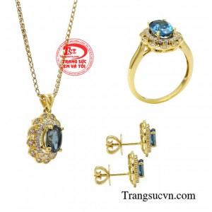 Bộ sản phẩm sử dụng đá topaz thiên nhiên làm điểm nhấn chủ đạo mang đến vẻ đẹp hoàn mỹ, kiêu sa cho người dùng. 