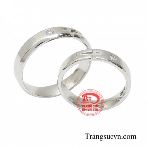 Cặp nhẫn mang thiết kế ấn tượng, phá cách với họa tiết  thánh giá được cách điệu thêm viên đá Cz làm toát lên sự lấp lánh, sang trọng của sản phẩm.