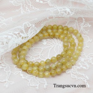 Đeo vòng thạch anh tóc vàng bạn sẽ luôn giữ được cảm giác vui vẻ, dễ được mọi người yêu mến hơn