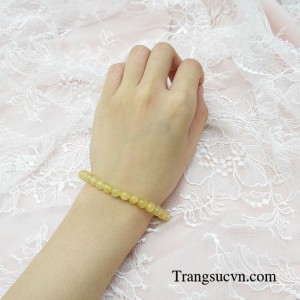 Chuỗi thạch anh tóc vàng phát lộc tượng trưng cho ánh hào quang, cho màu nắng là màu của sức sống nhằm mang lại sự an khang, thịnh vượng, sức khỏe dồi dào