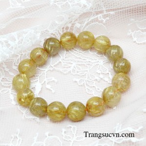 Những người mệnh thổ và mệnh kim đeo vòng thạch anh tóc vàng sẽ mang lại sự may mắn trong công việc kinh doanh, tràn đầy năng lượng tích cực