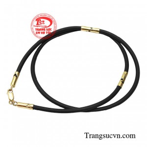 Các chàng trai đôi khi lại thích làm mới hình tượng của bản thân với chiếc dây chuyền cao su bọc vàng cùng những hoa văn, chi tiết hình khối trang trí tạo sự nổi bật.