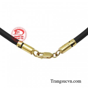 Vẻ đẹp nhất luôn đến từ những thứ đơn giản nhất, chiếc dây cao su bọc vàng vừa là món trang sức phụ kiện cơ bản vừa mang đến phong cách cho các quý ông.