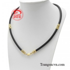 Trong mọi bộ trang phục của các chàng đều có thể dễ dàng nhìn thấy sự xuất hiện của chiếc dây chuyền cao su bọc vàng từ phong cách cá tính, phóng khoáng cho đến những set đồ năng động, bụi bặm diện phố hàng ngày. 