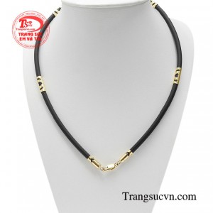 Dây cao su phong cách bọc vàng đang là xu hướng làm đẹp giúp phái mạnh thể hiện phong cách. 