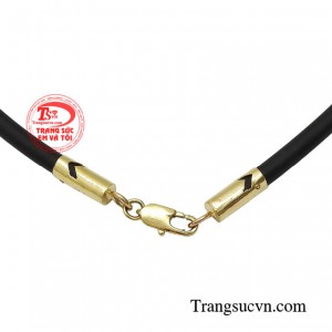 Bên cạnh việc phối với những bộ trang phục thời thượng thì các chàng trai còn có thể điểm thêm một sợi dây cao su bọc vàng nhằm tăng thêm sức hút cho mình cũng như tạo nên một vẻ bề ngoài chỉnh chu và một hình tượng hoàn hảo hơn.