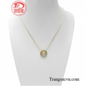 Dây chuyền liền mặt kiều diễm là một phần không thể thiếu của mọi cô gái hiện đại, sản phẩm được thiết kế sang trọng và thanh tú