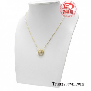 Dây chuyền liền mặt kiều diễm mang đến vẻ đẹp nữ tính và duyên dáng của một cô nàng hiện đại