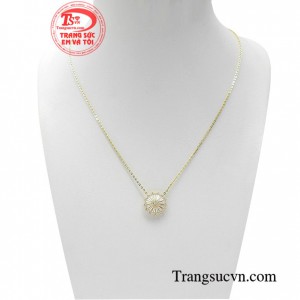 Dây chuyền liền mặt kiêu sa toát lên thần thái kiêu sa đài các sẽ giúp các quý cô chạm gần hơn tới vẻ đẹp hoàn mỹ