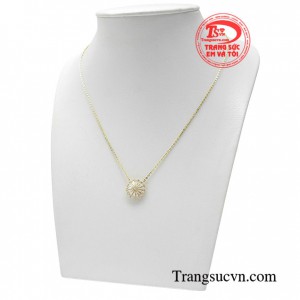 Dây chuyền liền mặt còn mang đến những hơi thở trẻ trung phù hợp với nhiều đối tượng từ những cô gái trẻ hiện đại hay cả những ai yêu thích sự tinh tế giản đơn mà vẫn tôn lên nét thanh lịch, quyến rũ