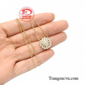 Dây chuyền liền mặt kiêu sa toát lên thần thái kiêu sa đài các sẽ giúp các quý cô chạm gần hơn tới vẻ đẹp hoàn mỹ