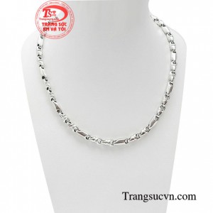 Dây chuyền nam ấn tượng với thiết kế bắt mắt, độc đáo từ chất liệu vàng Italy cao cấp là sản phẩm được khách hàng yêu thích