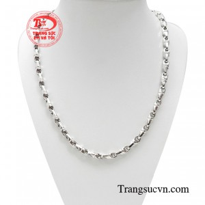 Dây chuyền nam lịch lãm phóng khoáng được xem như một xu hướng khẳng định chất riêng của cánh mày râu.