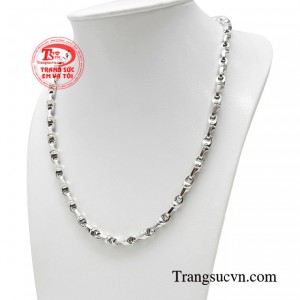 Việc đeo dây chuyền giúp nam giới thể hiện cá tính và bản lĩnh của mình.