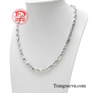 Chỉ cần một chiếc dây chuyền đẳng cấp thời trang đã khiến người đàn ông toát lên vẻ sang trọng và lịch lãm của người thành đạt.
