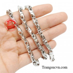 Bởi vậy mà bất cứ chàng trai nào cũng nên có cho mình một chiếc dây chuyền để giúp mình thu hút hơn.