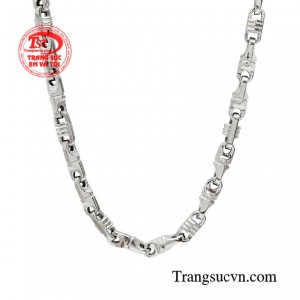 Ngoài ra chiếc dây chuyền còn là cách thể hiện vẻ đẹp nam tính, sự mạnh mẽ trong mắt người khác phái.