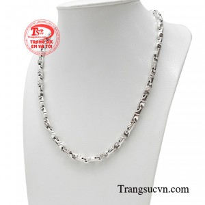 Dây chuyền nam là món trang sức thể hiện phong cách, cá tính cũng như khẳng định đẳng cấp, địa vị của phái mạnh. 