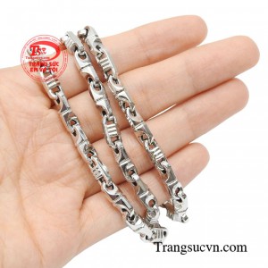 Phái mạnh muốn thể hiện sự đẳng cấp  chỉ cần chọn lựa cho mình một chiếc dây chuyền phù hợp là đủ.