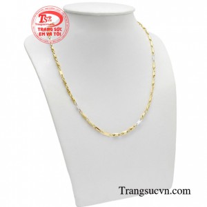 Đeo chiếc dây chuyền vàng này tạo nên hình ảnh một người đàn ông tự tin, mạnh mẽ nhưng cũng đầy ngọt ngào, lãng mạn và lịch thiệp