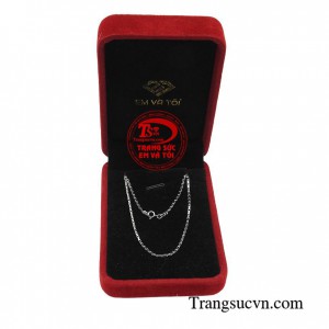 Dây chuyền là món trang sức giúp bạn che đi được những điểm chưa đẹp, tăng thêm sự tự tin