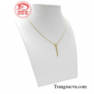 Sản phẩm sẽ càng thu hút hơn nếu được kết hợp với những bộ trang phục nhã nhặn, nữ tính