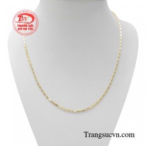 Dây chuyền vàng duyên dáng mang đến vẻ đẹp quyến rũ vượt thời gian.