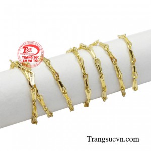 Chiếc dây chuyền là một tip nho nhỏ giúp cách nàng có một bờ vai gợi cảm và cực kỳ quyến rũ.