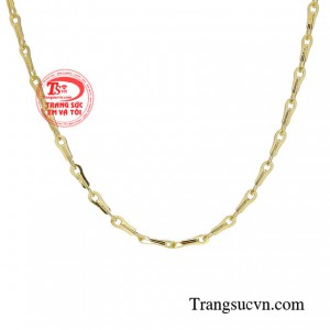 Dù theo đuổi xu hướng nào đi chăng nữa, chiếc dây chuyền đều có thể giúp nàng biến hoá, trở thành một phiên bản tuỳ thích với vẻ tự tin và lôi cuốn khó cưỡng.