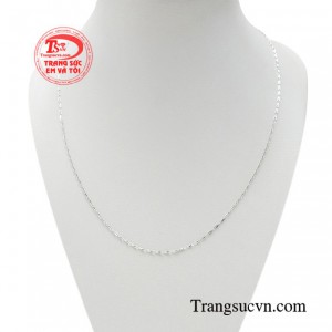 Dây chuyền vàng trắng kiều diễm giúp nàng sẽ trở nên vui tươi hơn, tràn đầy năng lượng tích cực.