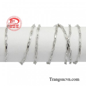 Chiếc dây chuyền cũng là vật tượng trưng cho tình yêu của chàng, là món quà vô giá mà bất cứ một cô gái nào cũng xúc động khi nhận được.