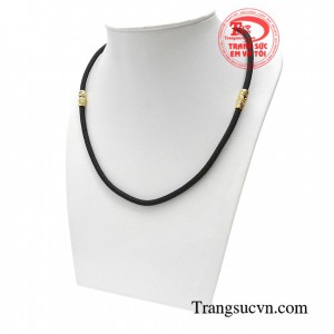 Sản phẩm được chạm khắc hình con rồng tinh xảo và tỉ mỉ bởi các thợ kim hoàn lâu năm