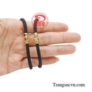 Kiểu thiết kế dây dù bọc vàng với các họa tiết khỏe và nam tính, phù hợp đeo mặt dây vàng, mặt dây đá, móng