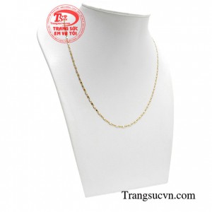 Từng đường nét tinh tế, tạo độ bắt sáng khiến chiếc dây chuyền trở nên ấn tượng