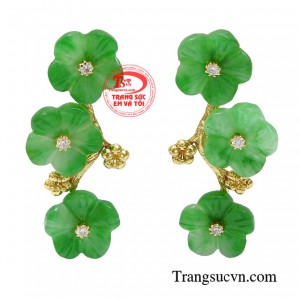 Hoa tai jadeite may mắn không đơn giản chỉ là phụ kiện làm đẹp của phái đẹp, nó còn là biểu tượng của sự may mắn. 