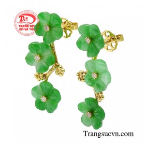 Nhà chế tác lấy hình ảnh đính đá hoa mai để nói lên vẻ đẹp ở cốt cách, thanh cao. 